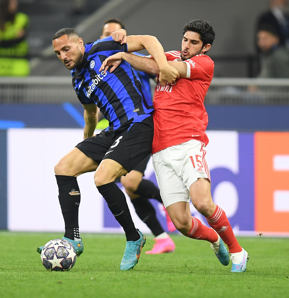 阿根廷队2026年世界杯球衣：经典蓝白条纹+黑色三道杠配饰