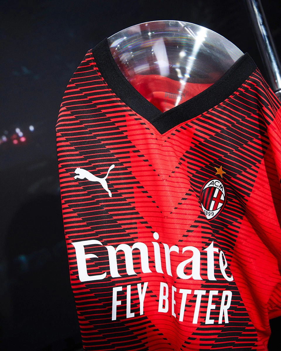 欧联比赛中一球员嘲讽对手鼻子形状，多名队友上前打抱不平