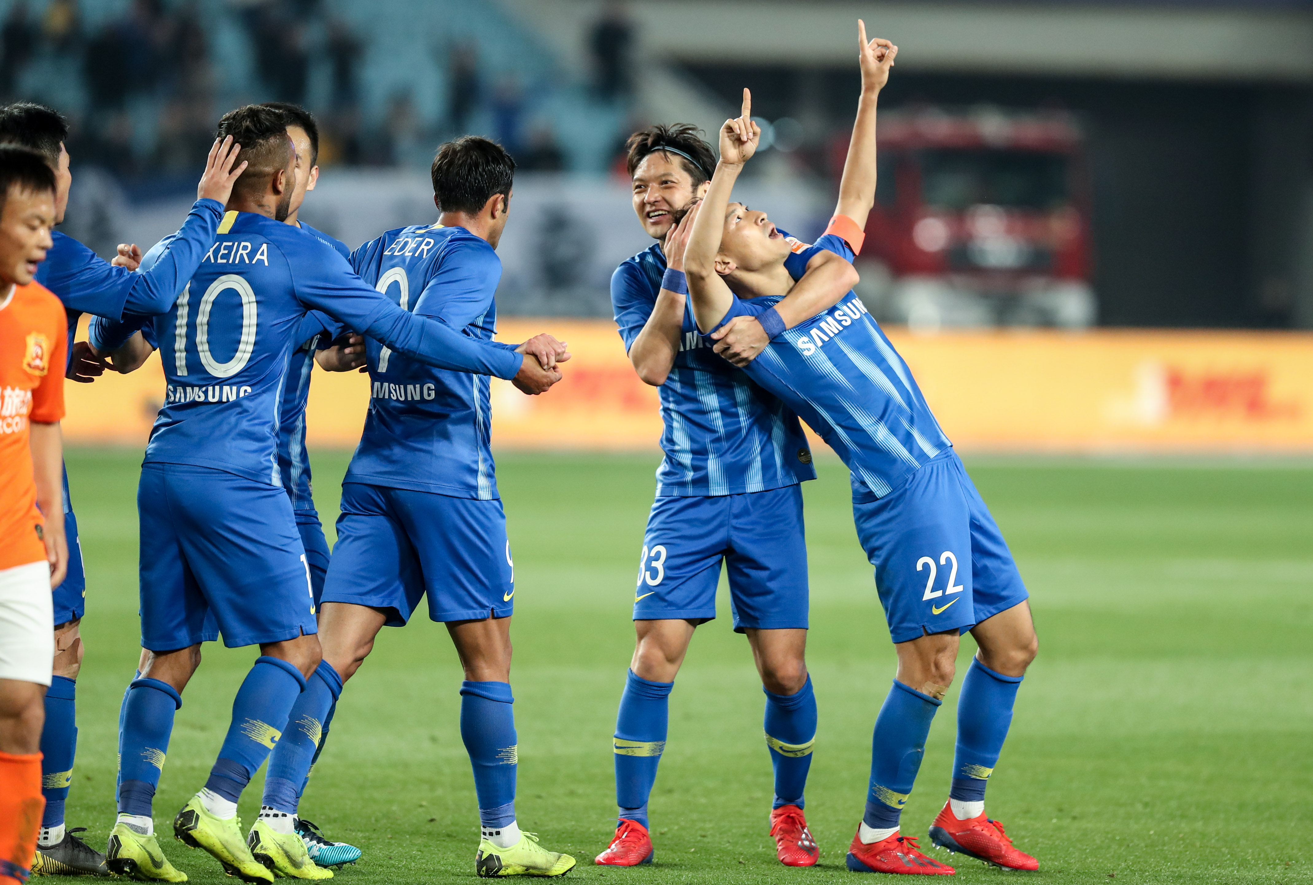 欧冠战报：孔德双响，克瑙夫破门，巴塞罗那2-1法兰克福（欧冠速递：孔德梅开二度，克瑙夫建功，巴萨2-1力克法兰克福）