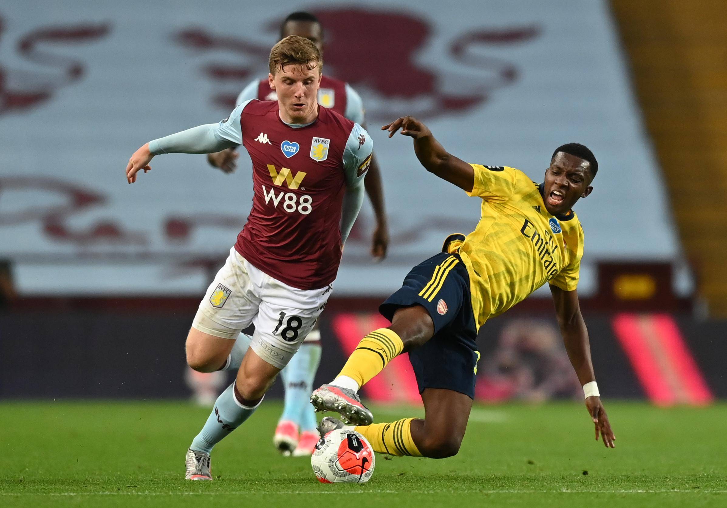 感受土超的气氛，埃德森在伊斯坦布尔德比中遭球迷投掷塑料杯