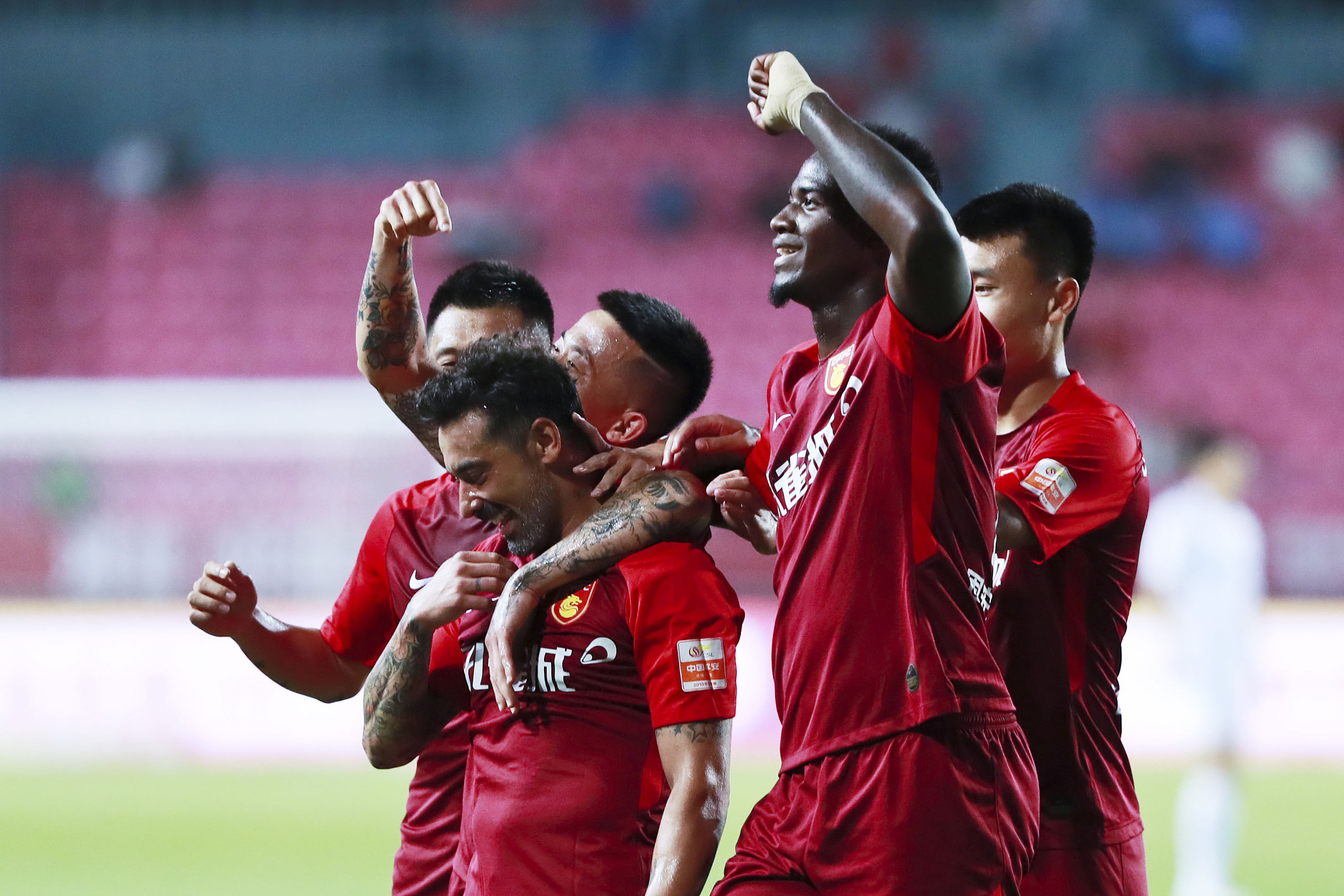 尤文航班延误，挪威当地球迷抓紧机会在机场与他们合影留念