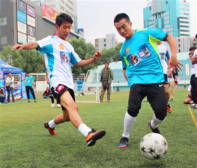 反身扣篮震撼全场（反身暴扣引爆全场）