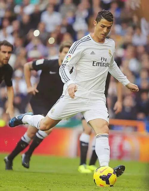 五大联赛积分榜：阿森纳2分领跑英超，巴萨4分优势领跑西甲，拜仁8分断层领先（五大联赛积分榜：英超阿森纳领先2分，西甲巴萨以4分居首，拜仁8分优势形成断层）